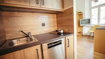 Fridge, microwave, stovetop, dishwasher