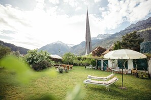 Outdoor dining - Holiday Apartment 'Freienfeldhof Golden' with Mountain View, Shared Garden and Wi-Fi (Lagundo)
