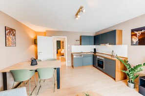 Kühlschrank, Ofen, Herdplatte, Geschirrspüler