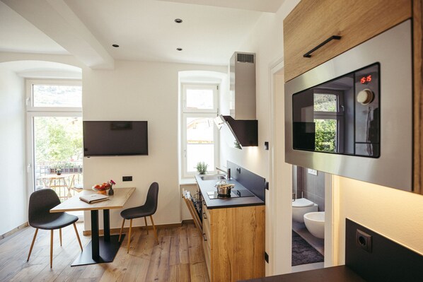 Fridge, microwave, stovetop, dishwasher