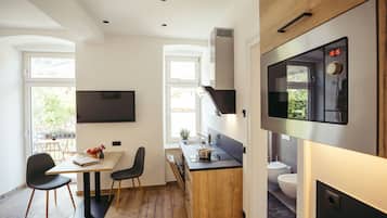 Réfrigérateur, micro-ondes, plaque de cuisson, lave-vaisselle