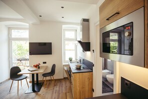 Kühlschrank, Mikrowelle, Herdplatte, Geschirrspüler