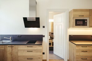 Kühlschrank, Mikrowelle, Herdplatte, Geschirrspüler