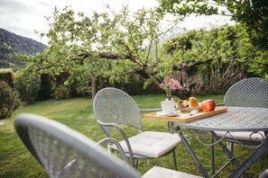 Outdoor dining - Holiday Apartment 'Freienfeldhof Pink Lady' with Mountain View, Shared Garden and Wi-Fi (Lagundo)