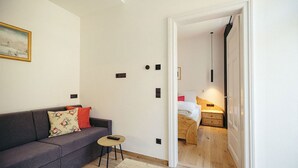 Un soggiorno moderno con un divano, un tavolino e un quadro appeso al muro.