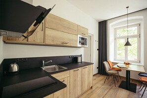 Kylskåp, mikrovågsugn, spishäll och diskmaskin