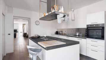 Een koelkast, een oven, een vaatwasser, een koffiezetapparaat/waterkoker