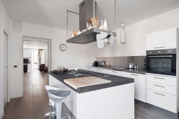 Fridge, oven, dishwasher, coffee/tea maker