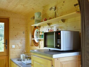 Interior - Cottage 'Gîte Insolite Roulotte 5 Personnes' with Private Terrace, Private Garden (Seux)