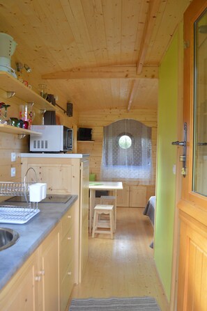 Frigorífico, microondas, horno y placa de cocina