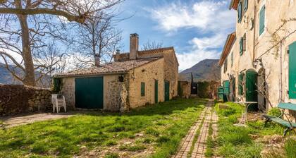 Véritable Mas Provençal à La Palud avec jardin privé et Wi-Fi