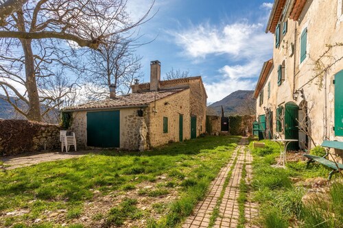 Holiday Home 'Véritable Mas Provençal À La Palud' with Private Garden and Wi-Fi