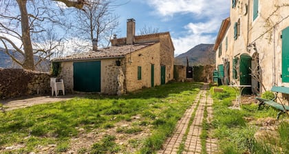 Holiday Home 'Véritable Mas Provençal À La Palud' with Private Garden and Wi-Fi