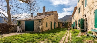 Véritable Mas Provençal à La Palud avec jardin privé et Wi-Fi