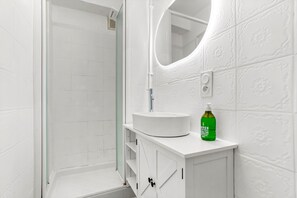 Badewanne, kostenlose Toilettenartikel, Haartrockner, Handtücher