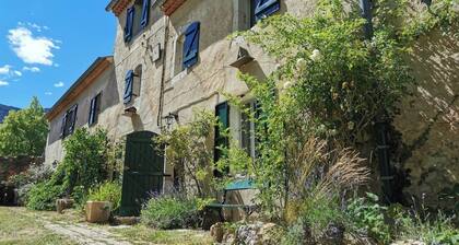 Holiday Home 'Véritable Mas Provençal À La Palud' with Private Garden and Wi-Fi