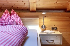 Iron/ironing board, free WiFi, bed sheets - Studio Apartment 'Solerhof Apt Romantik' with Mountain View, Garden & Wi-Fi (Laion)