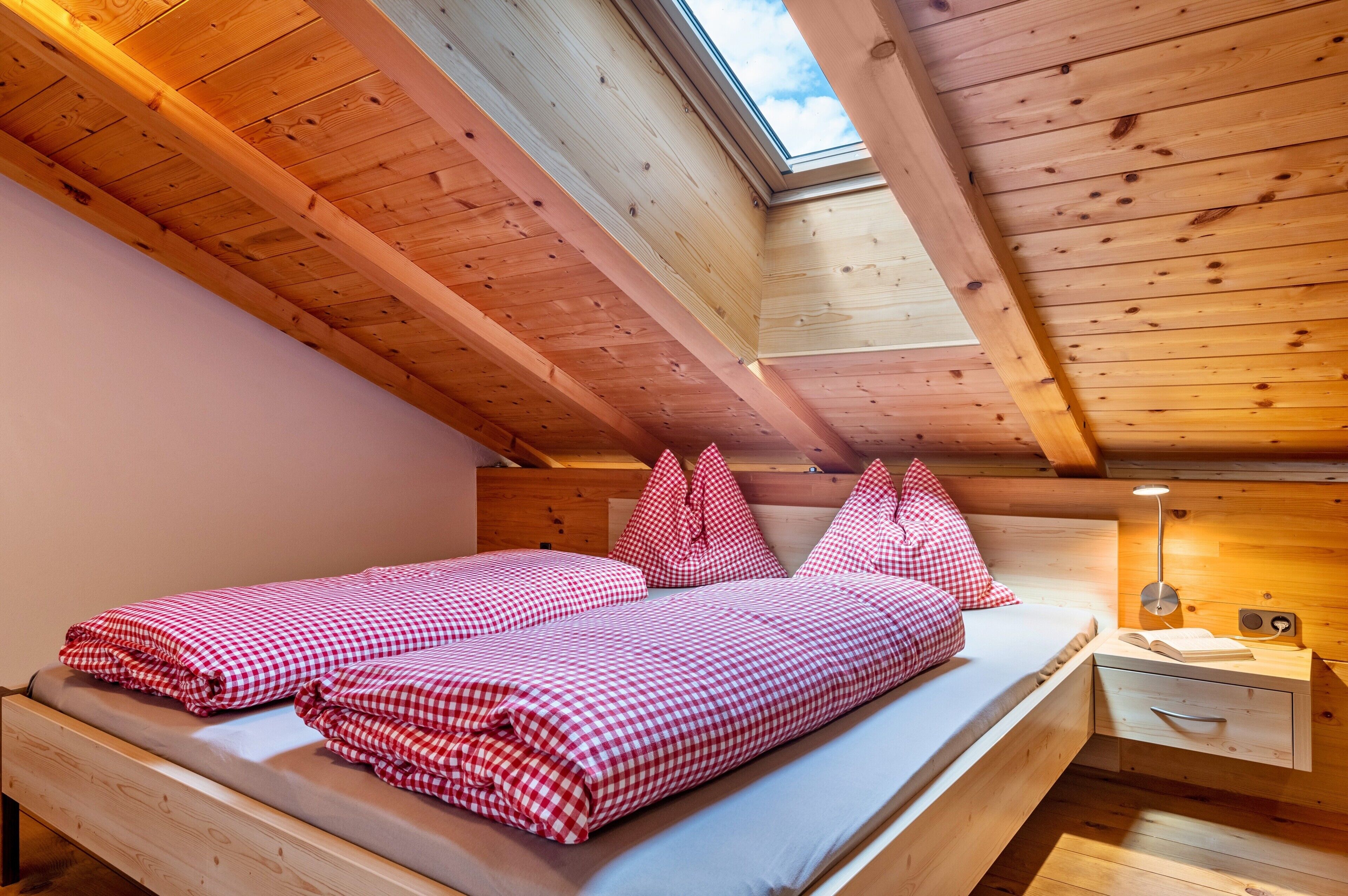 Tabla de planchar con plancha, wifi gratis y ropa de cama 