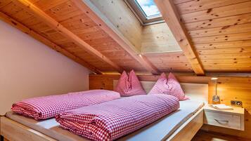 Tabla de planchar con plancha, wifi gratis y ropa de cama