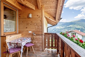 Outdoor dining - Studio Apartment 'Solerhof Apt Romantik' with Mountain View, Garden & Wi-Fi (Laion)