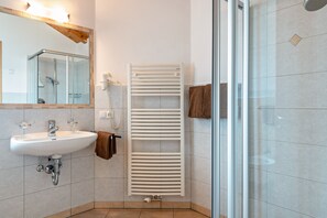 Shower, hair dryer, towels - Studio Apartment 'Solerhof Apt Romantik' with Mountain View, Garden & Wi-Fi (Laion)
