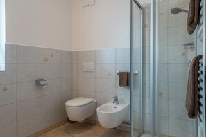 Shower, hair dryer, towels - Apartment 'Solerhof Panorama' with Mountain View, Shared Garden and Wi-Fi (Laion)