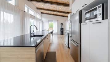 Geladeira, micro-ondas, fogão, cooktop