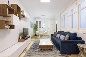 TV - Apartment 'Piso Centro Histórico' with Wi-Fi and Air Conditioning (Málaga)