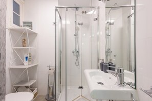 Dusj, hårføner og håndklær