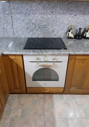 Réfrigérateur, four, plaque de cuisson, cafetière/bouilloire