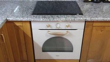 Fridge, oven, stovetop, coffee/tea maker