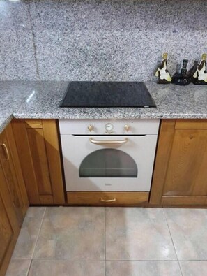 Refrigerador, horno, parrilla de estufa y cafetera y tetera 