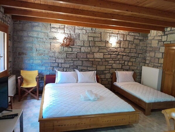 Tabla de planchar con plancha, wifi gratis y ropa de cama 