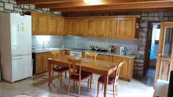 Fridge, oven, stovetop, coffee/tea maker