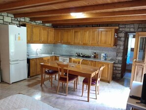 Refrigerador, horno, parrilla de estufa y cafetera y tetera 