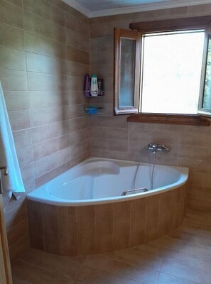 Tina, secadora de cabello, toallas 