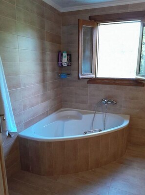 Badewanne, Haartrockner, Handtücher