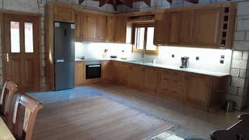 Refrigerador, horno, parrilla de estufa y cafetera y tetera