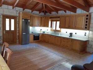 Fridge, oven, stovetop, coffee/tea maker