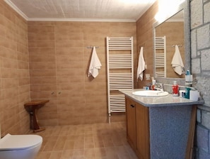 Baignoire, séchoir à cheveux, serviettes fournies