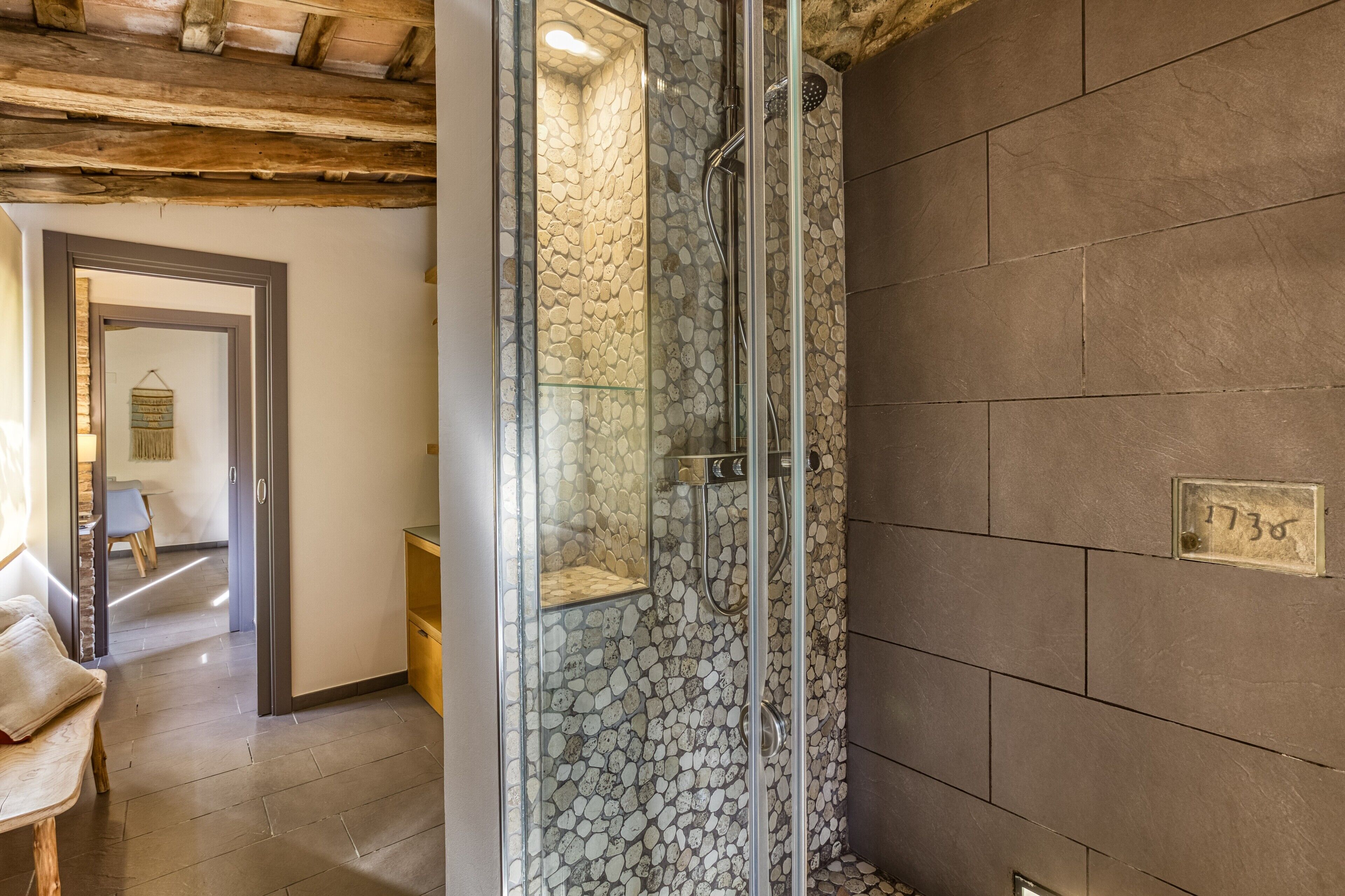 Een douche, een haardroger, handdoeken