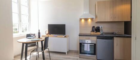 Fridge, oven, stovetop, coffee/tea maker