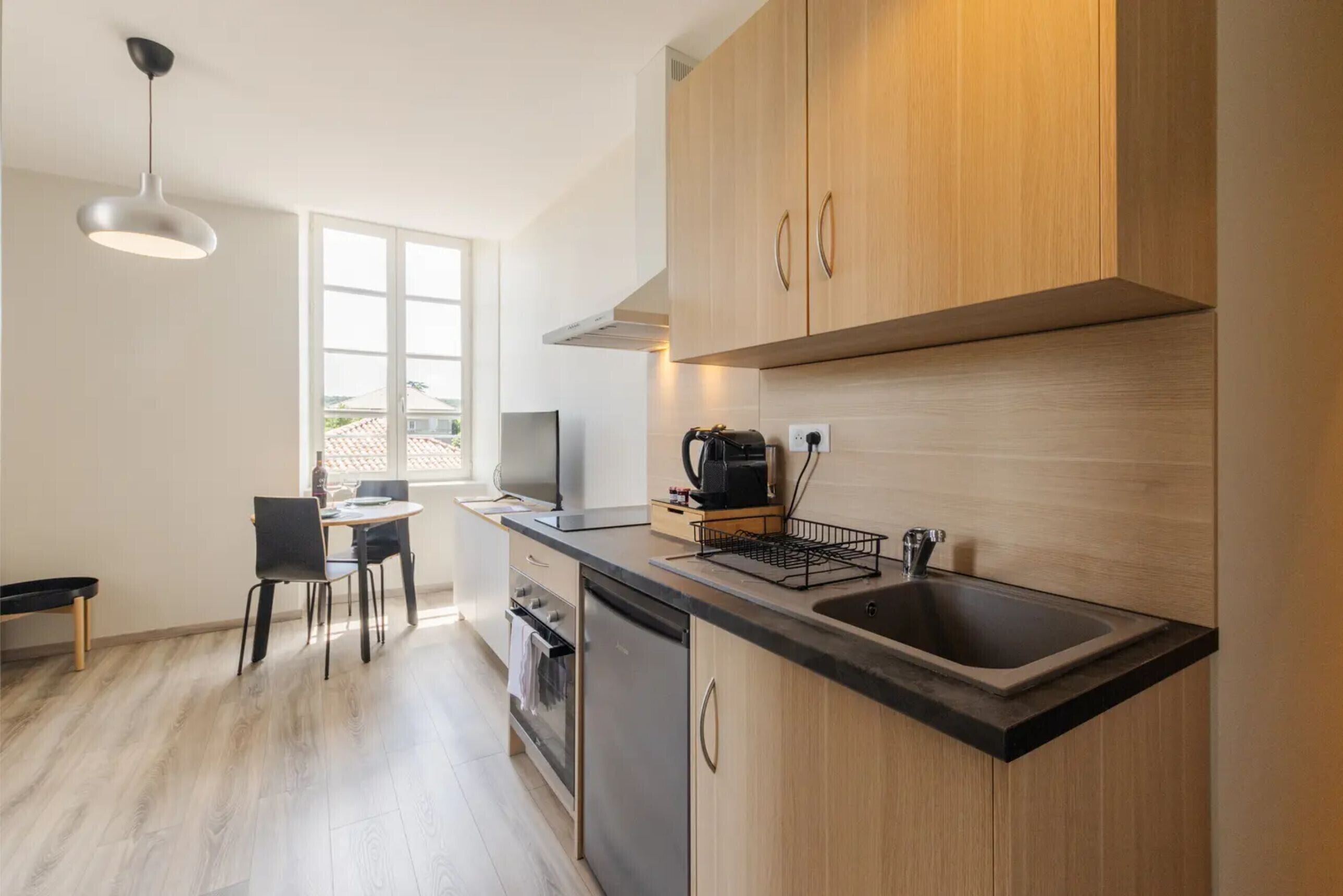 Fridge, oven, stovetop, coffee/tea maker