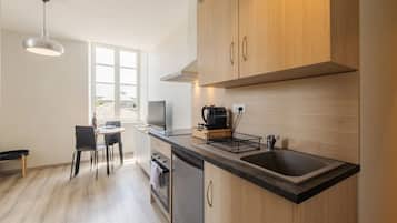 Fridge, oven, stovetop, coffee/tea maker