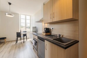 Refrigerador, horno, placa de cocina, cafetera/tetera