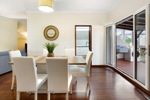 Dining - Apartment 'Vista Mar' with Sea View, Private Terrace and Wi-Fi (Funchal)