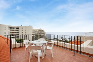 Outdoor dining - Apartment 'Vista Mar' with Sea View, Private Terrace and Wi-Fi (Funchal)