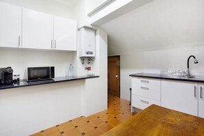 冷蔵庫、電子レンジ、オーブン、コンロ