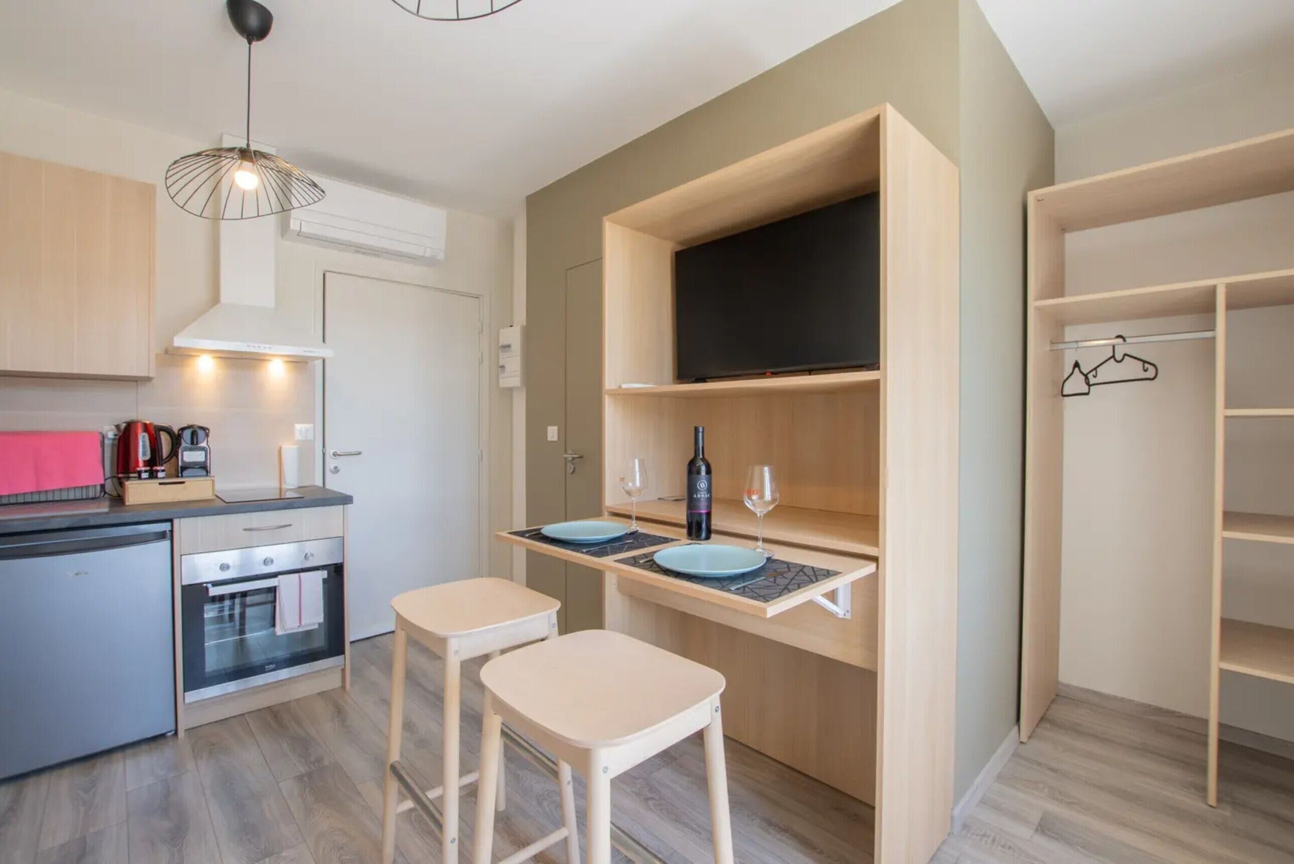 Fridge, oven, stovetop, coffee/tea maker