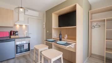 Fridge, oven, stovetop, coffee/tea maker